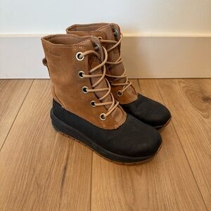Columbia Tan and Black Winter Boots